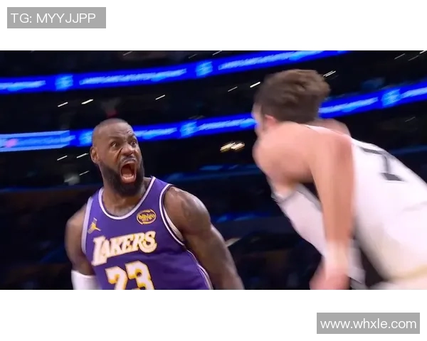 詹姆斯战斧劈扣！NBA官推：勒布朗气势如虹 国王转换快攻暴扣虐筐