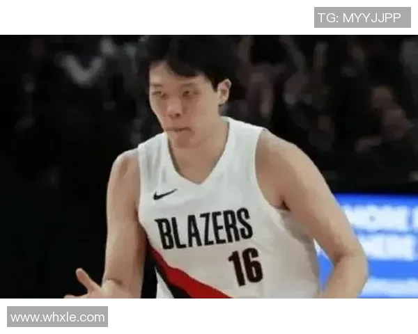 😂被整蛊了！杨瀚森一马当先跑出球员通道，没看到其他队友